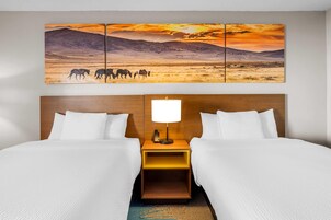 Escritorio, tabla de planchar con plancha, wifi gratis y ropa de cama