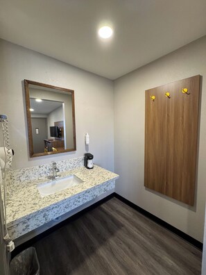 Combined shower/tub, free toiletries, hair dryer, towels