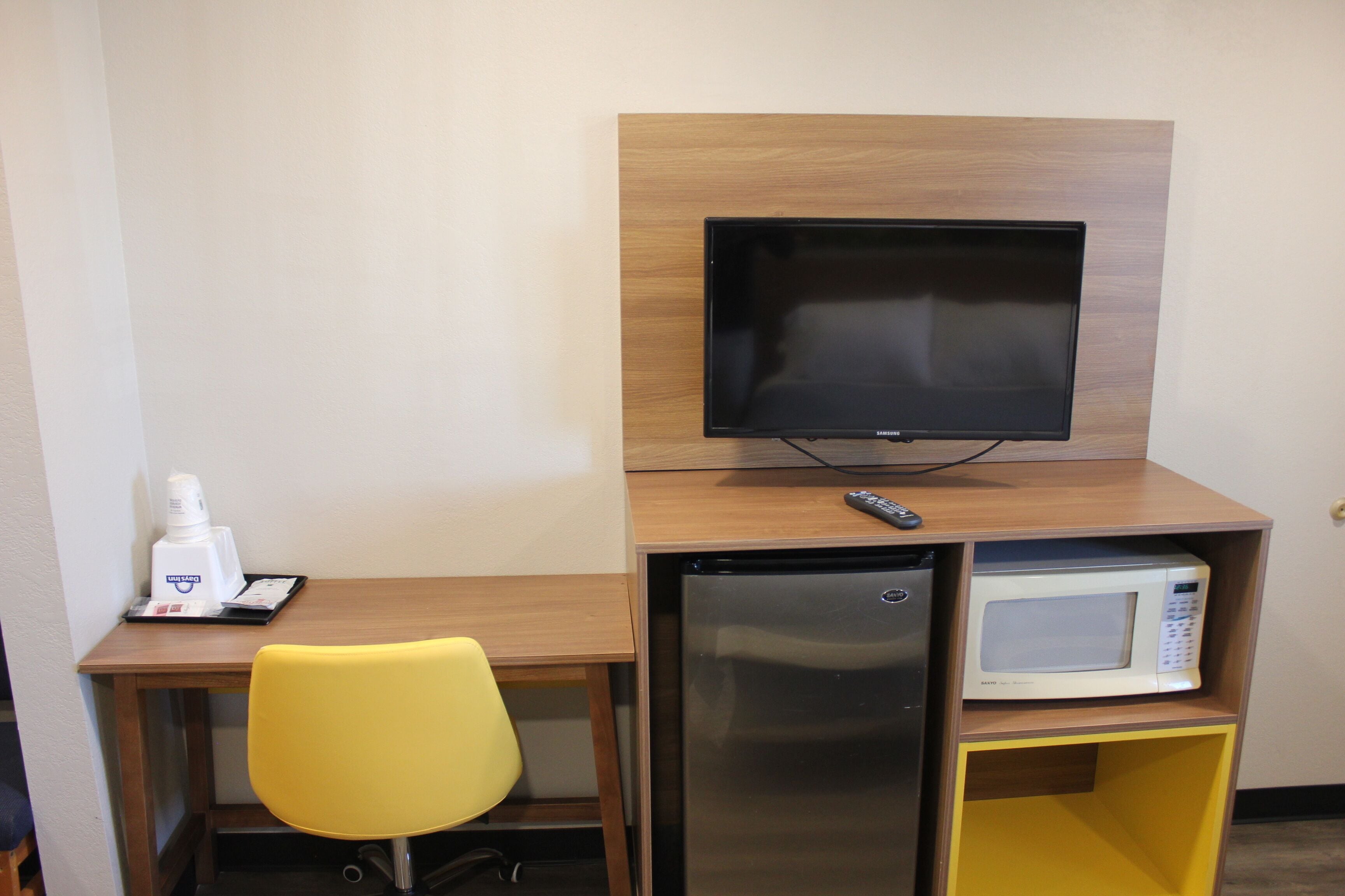 Standard Room, 1 Queen Bed | Desk, laptop workspace, iron/ironing board, free cribs/infant beds