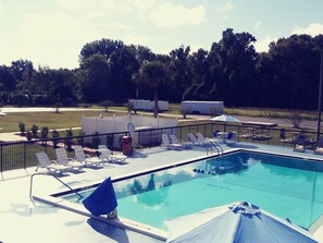 Piscine extérieure, parasols de plage, chaises longues