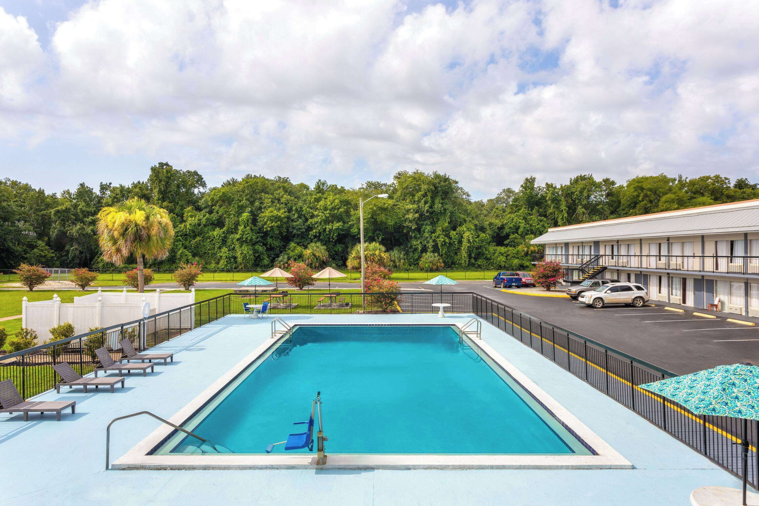Outdoor pool, pool umbrellas, sun loungers