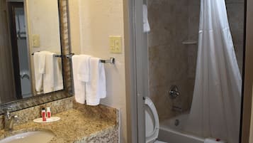 Kombinasi shower/bathtub, bathtub besar, dan shower pijat air