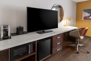 Edredons de pluma, cofres nos quartos, escrivaninha