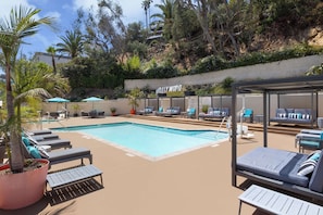 Outdoor pool, pool loungers - Hilton Garden Inn Los Angeles/Hollywood (Los Angeles)