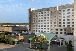 Exterior - DoubleTree by Hilton Chicago O'Hare Airport - Rosemont (Rosemont)