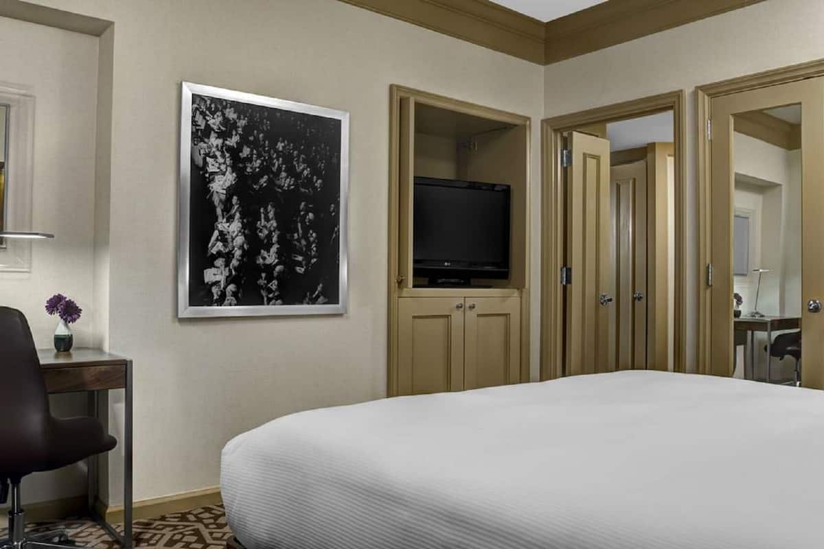 Premium bedding, in-room safe, desk, laptop workspace