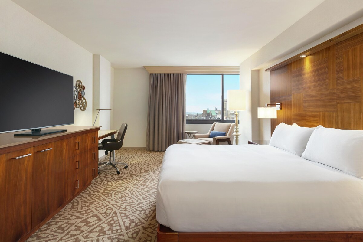 Premium bedding, in-room safe, desk, laptop workspace