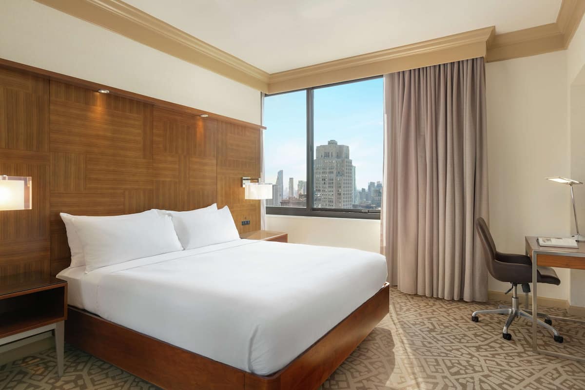 Ropa de cama de alta calidad y caja de seguridad en la habitación