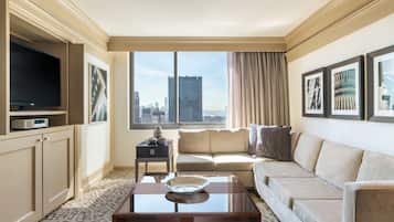 Suite, 1 soverom | Oppholdsområde | En 55-tommers Flatskjerm-TV med kabel-kanaler samt TV og Netflix