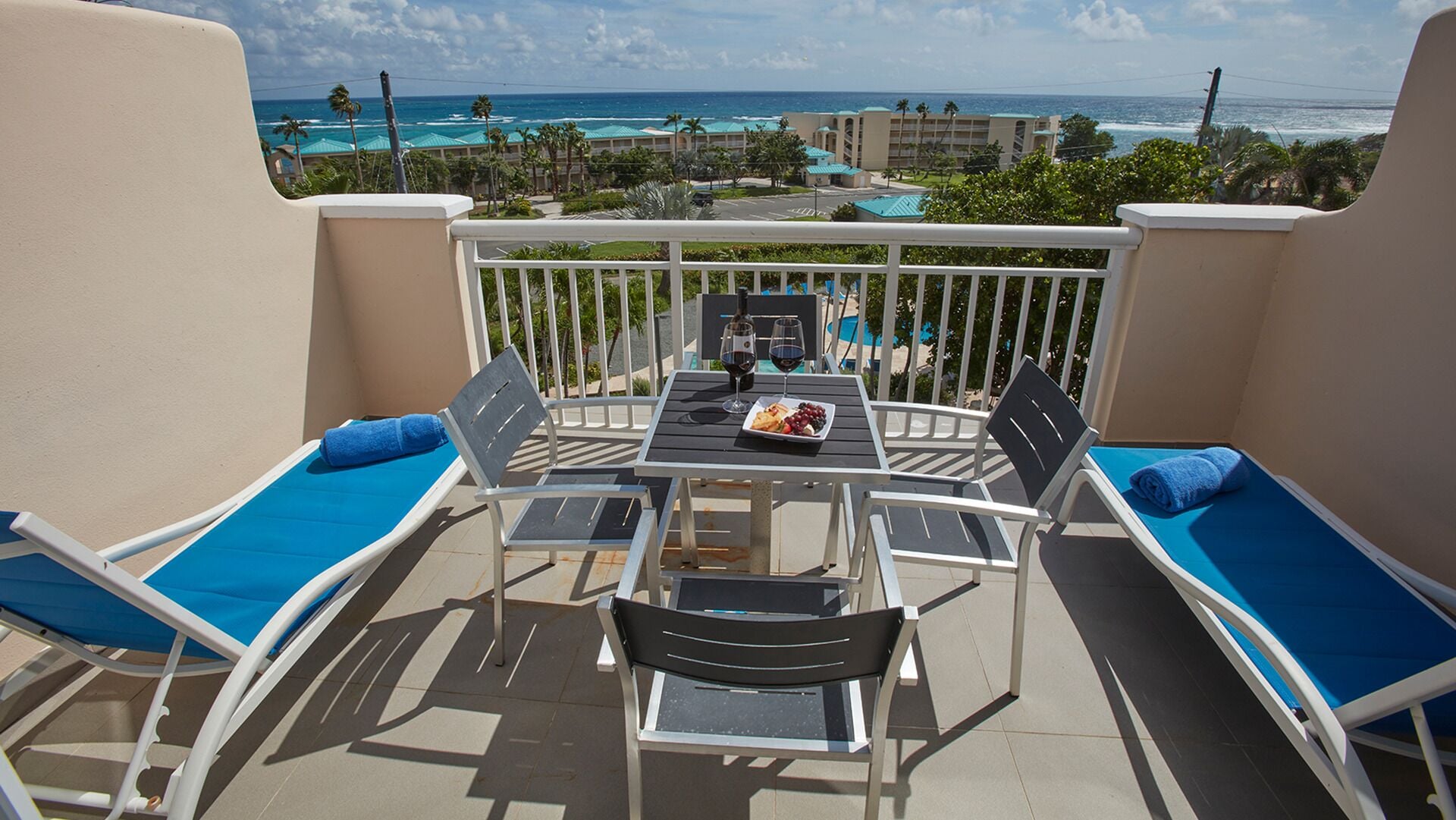 One-Bedroom Hillside Suite | Terraza o patio