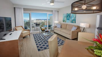 One-Bedroom Hillside Suite | Caja de seguridad en la habitación y escritorio