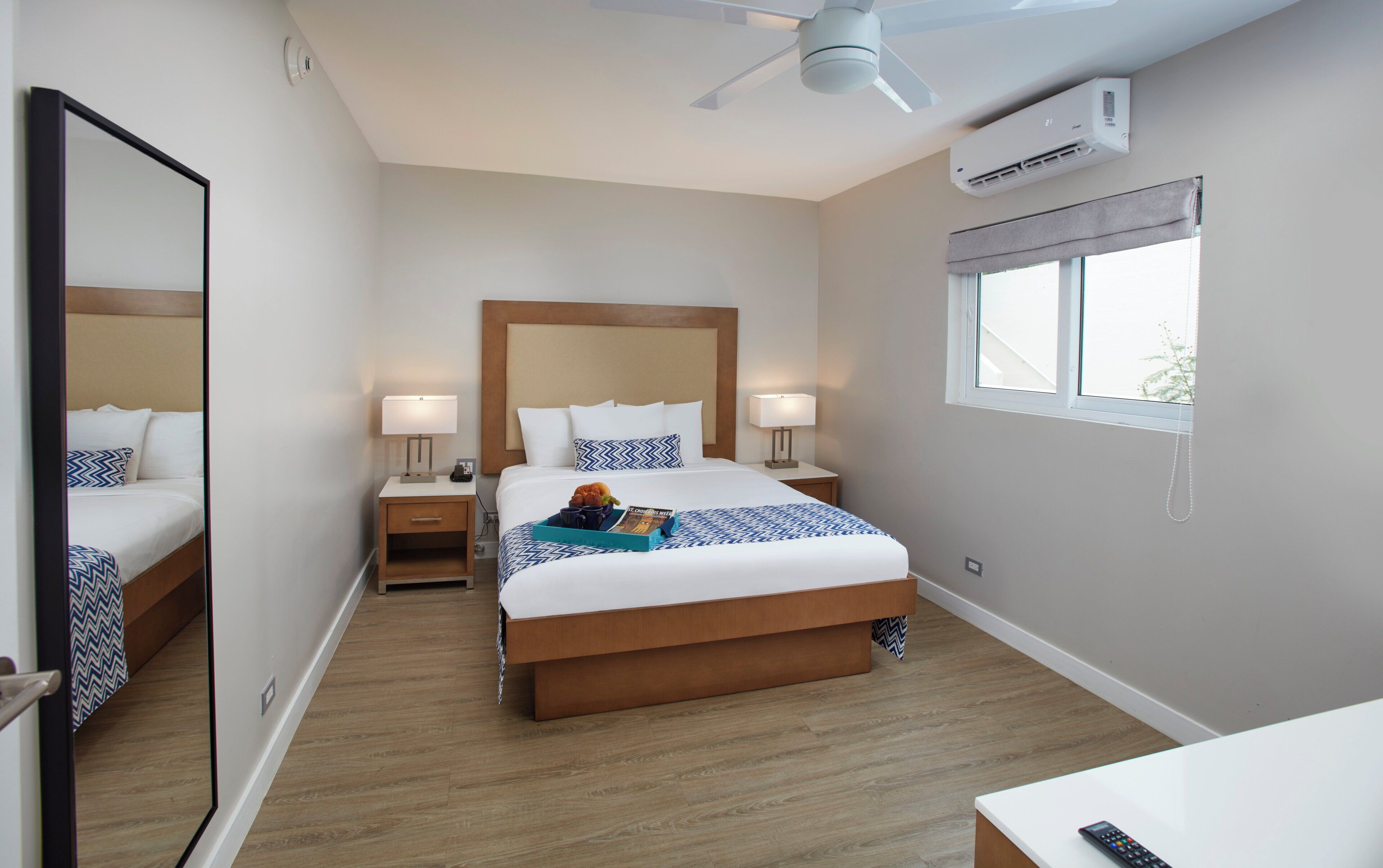 One-Bedroom Hillside Suite | Caja de seguridad en la habitación y escritorio 