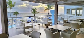 2 bars-salons, bar attenant à la piscine, bar sur la plage