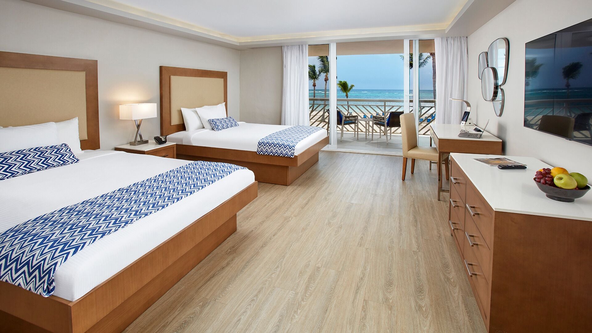 خزنة داخل الغرفة ومكتب ومساحة عمل للكمبيوتر المحمول وستائر تعتيم