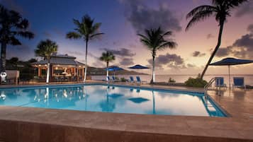 2 piscines extérieures, cabanons gratuits, parasols de plage