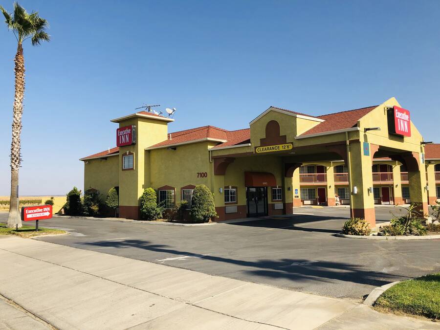 A hotel with a clear entrance, marked 'Executive Inn' and 'Clearance 12'6"'.