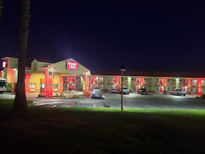 Fassade der Unterkunft – Abend/Nacht