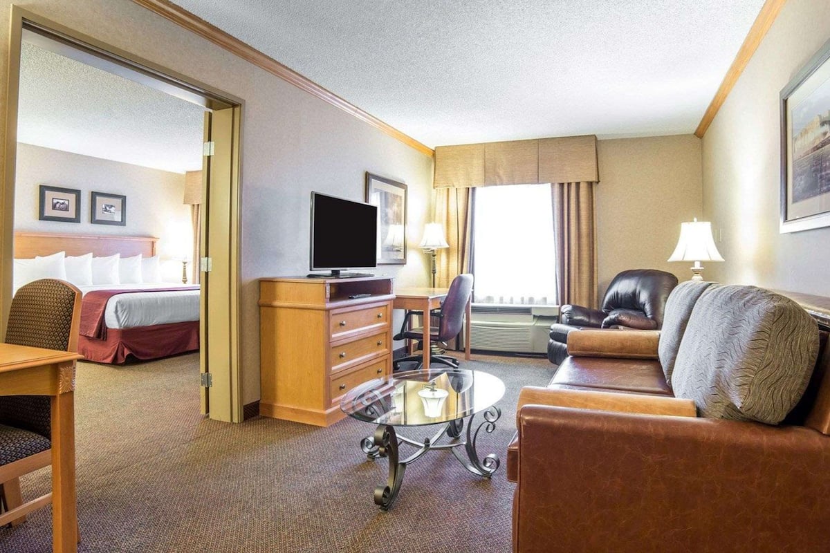 standard room | in-room safe, desk, laptop workspace, iron/ironing board