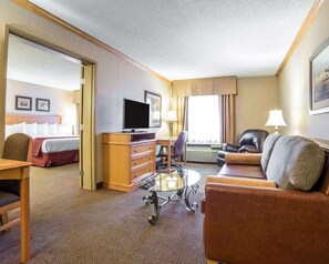 xSuite King No Smoking Hot Tub | In-room safe, desk, laptop workspace, iron/ironing board