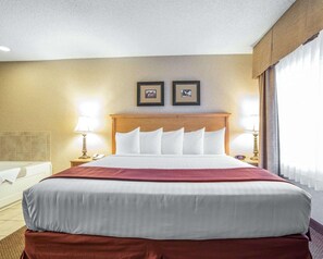 xSuite King No Smoking Hot Tub | In-room safe, desk, laptop workspace, iron/ironing board - Quality Inn & Suites Casper near Event Center (Casper)