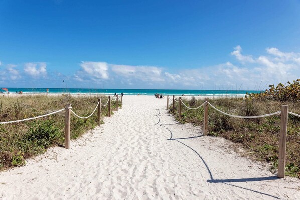 On the beach, sun loungers, beach umbrellas, beach towels - Lorraine Hotel (Miami Beach)