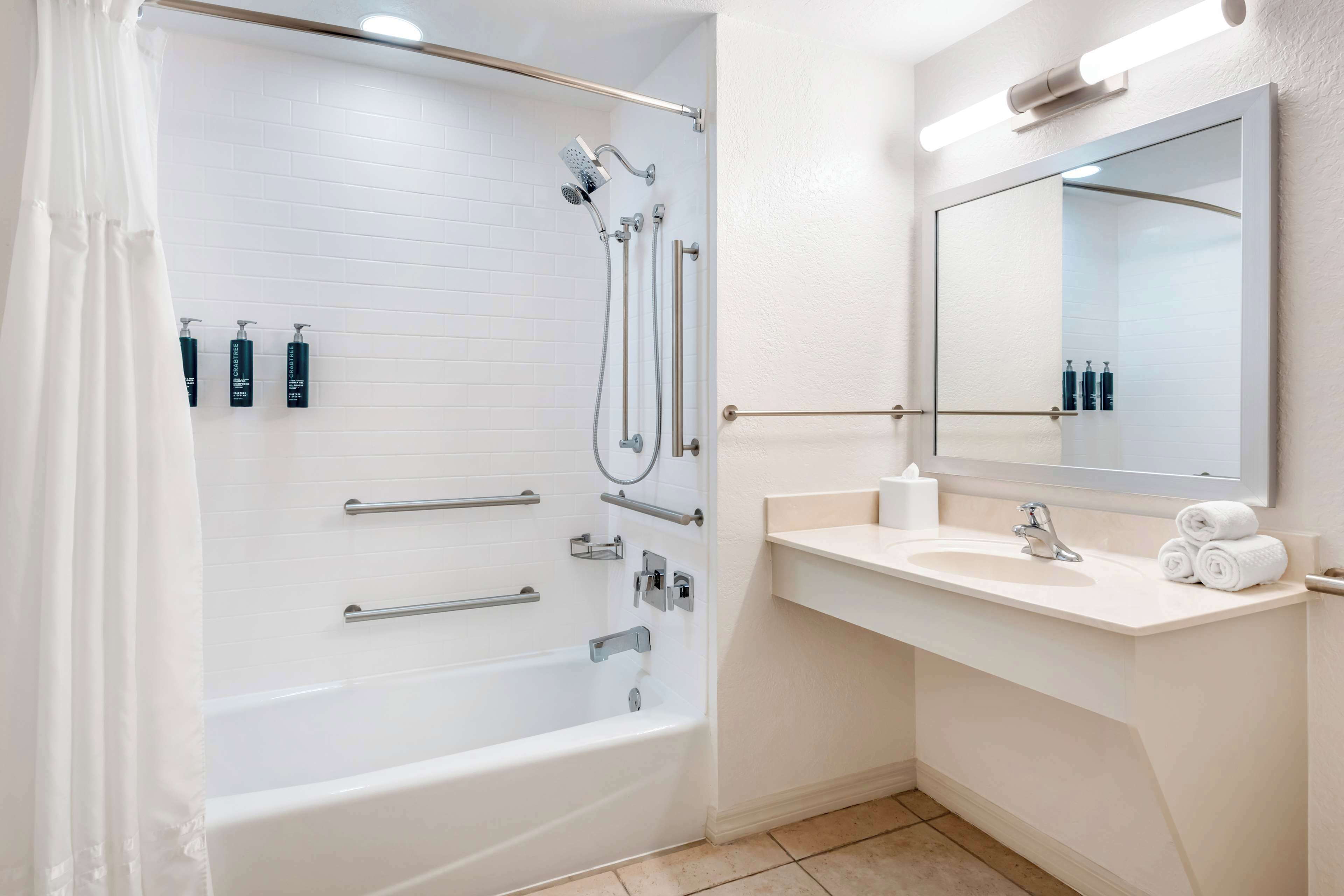 Ein modernes Badezimmer mit Badewanne, Dusche und Waschbecken.