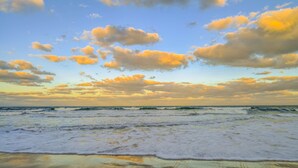 Une plage avec des vagues et un ciel dégagé.