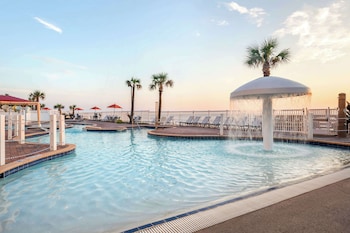 Indoor pool, outdoor pool, sun loungers at Hilton Vacation Club The Cove on Ormond Beach