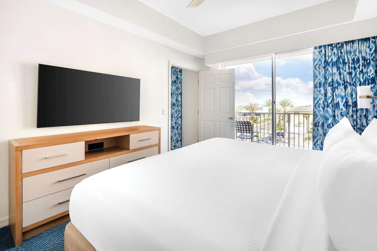 1 BEDROOM 1 KING SUITE WITH BALCONY | Premium bedding, in-room safe, laptop workspace, iron/ironing board