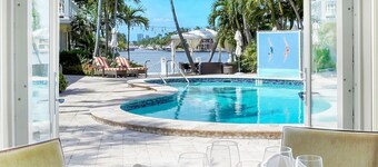 The Pillars Hotel & Club