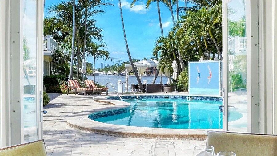 The Pillars Hotel & Club