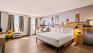 Escritorio, espacio para trabajar con laptop y cortinas blackout 