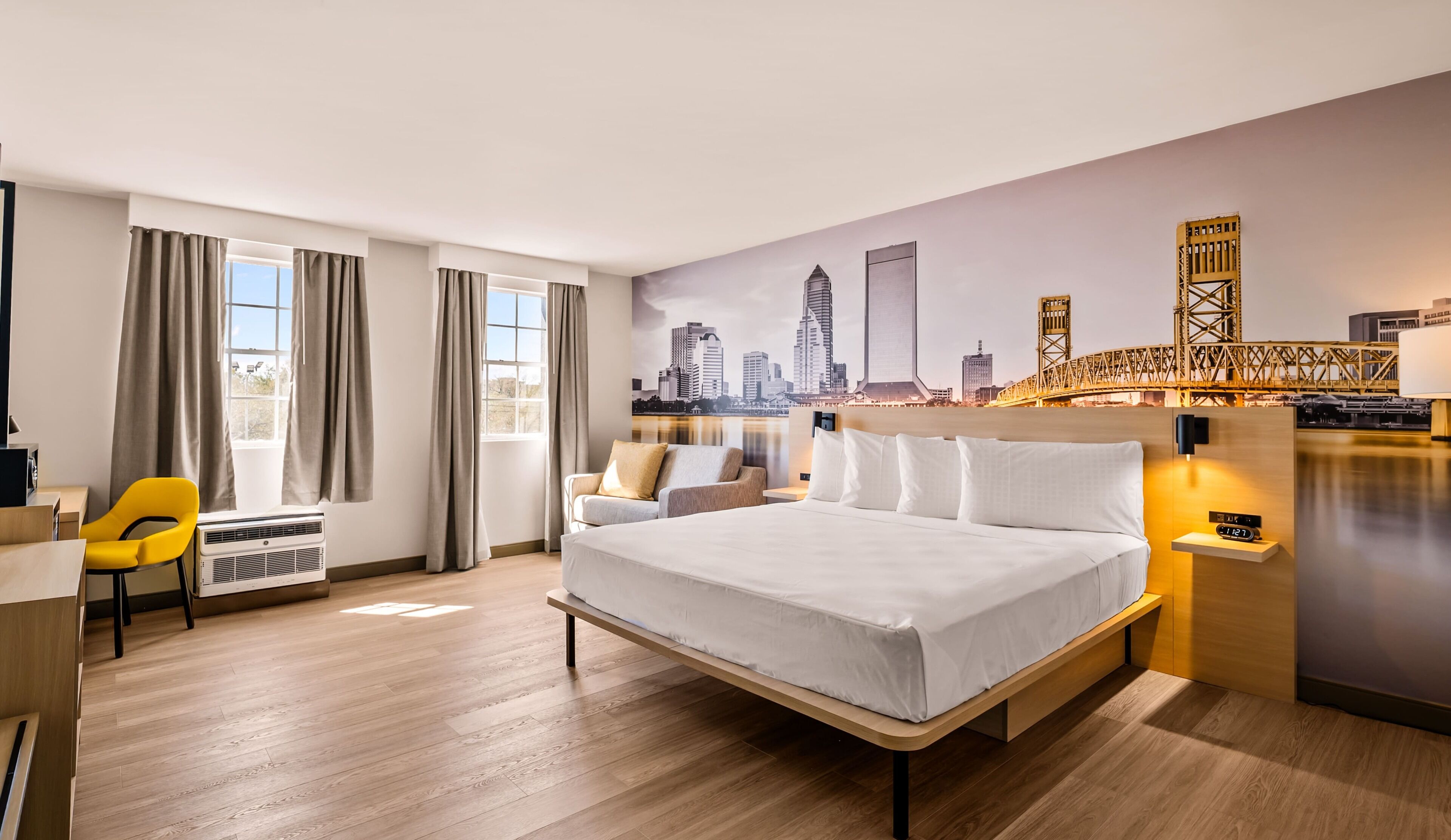 Deluxe Suite | In-room safe, desk, laptop workspace, blackout drapes