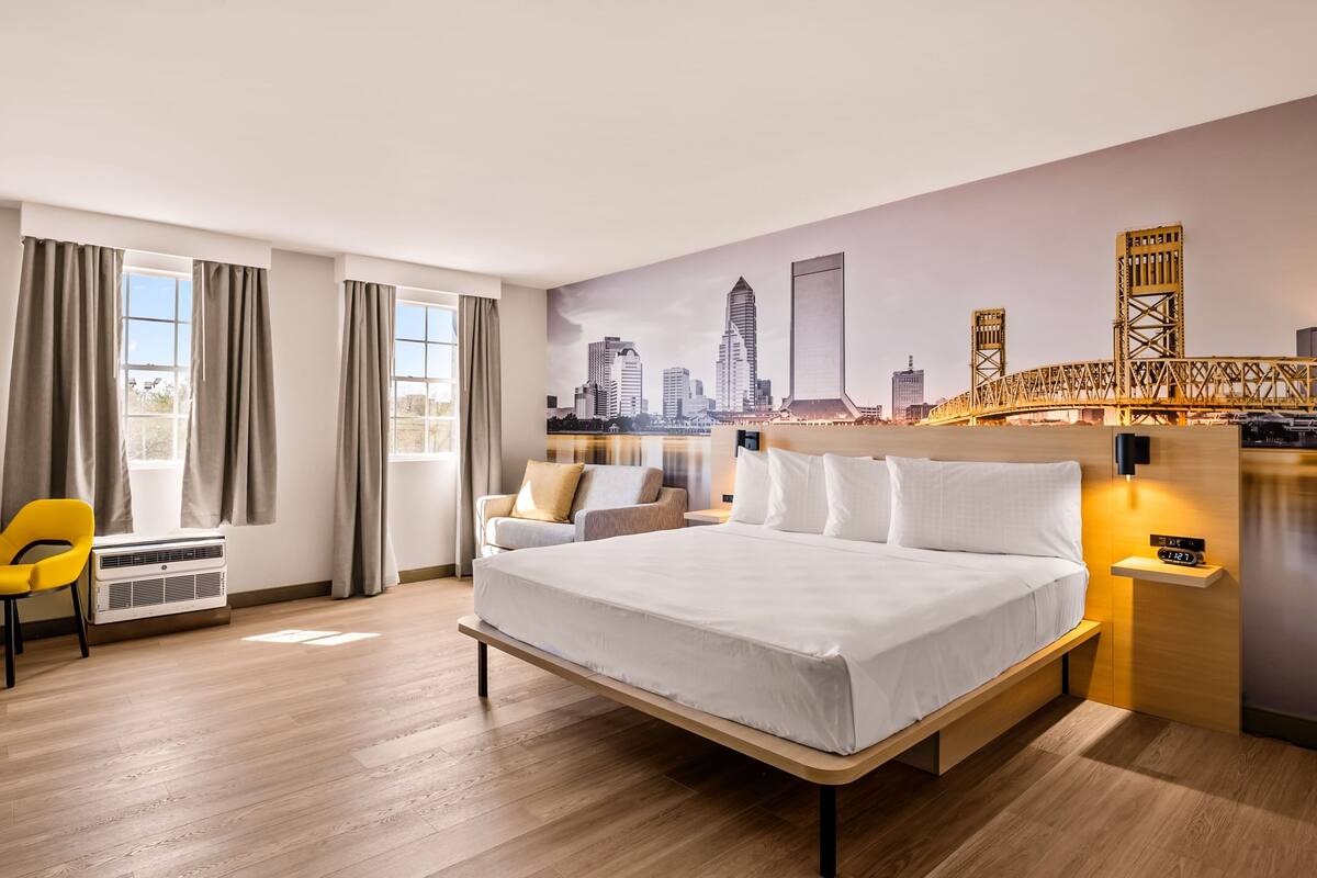 Phòng Suite Deluxe | Chăn bông, két bảo mật tại phòng, bàn 