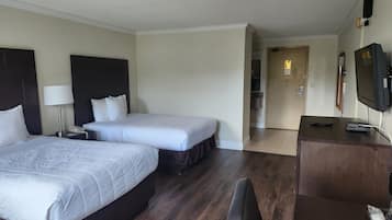 Meja kerja, ruang kerja ramah laptop, dan tirai kedap cahaya