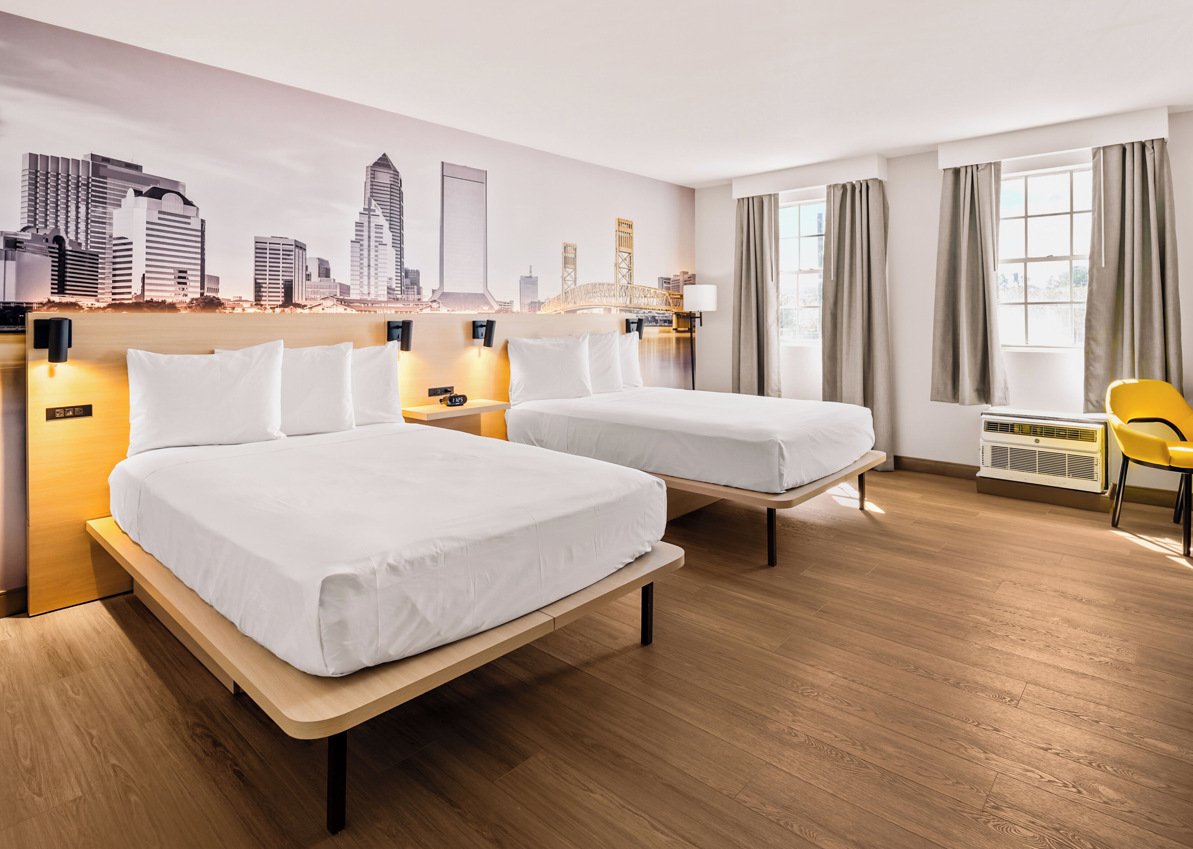 Escritorio, espacio para trabajar con laptop y cortinas blackout 