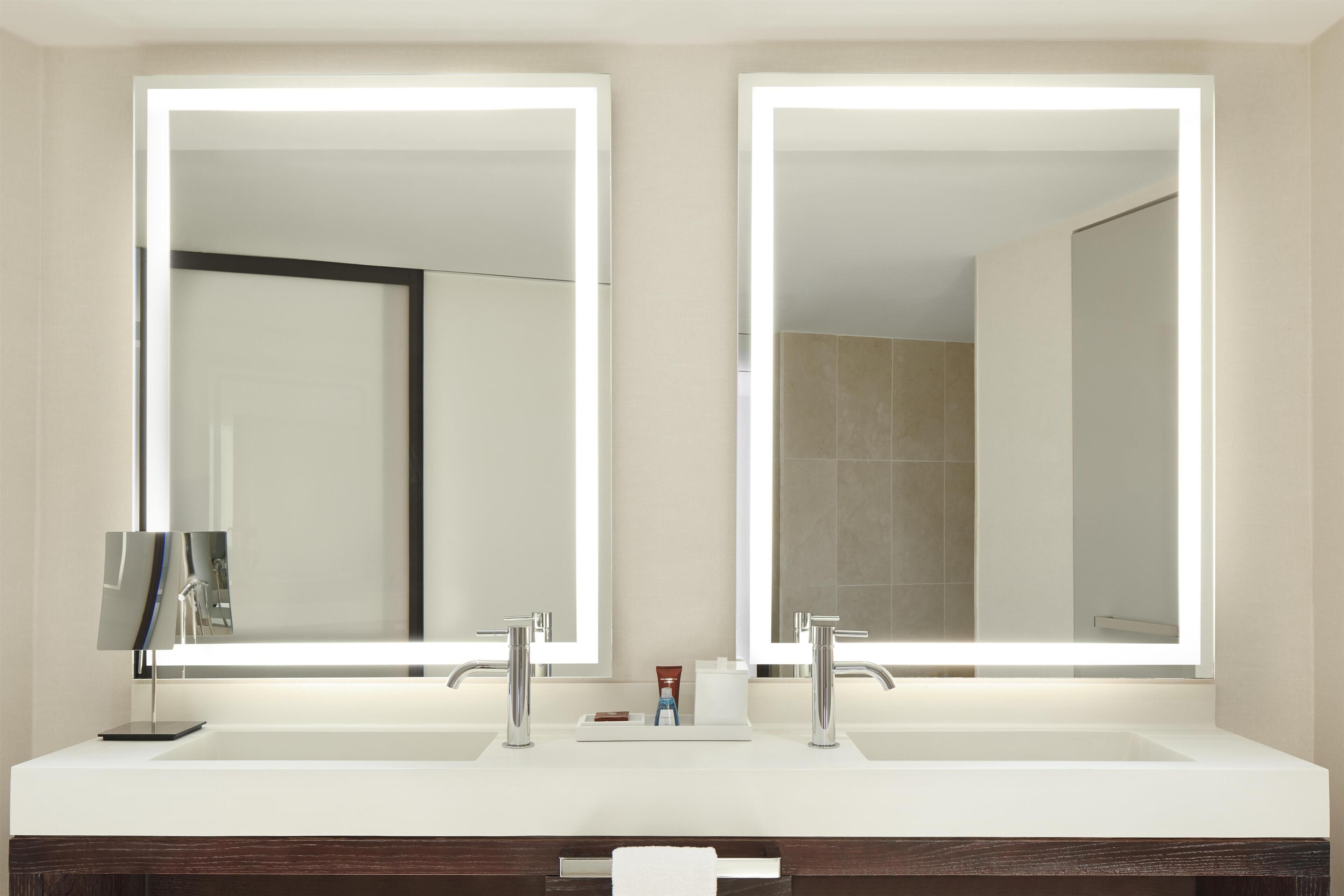 Suite de lujo, 1 cama King size, en esquina | Baño | Amenidades de baño de diseñador, secadora de cabello, batas, pantuflas 