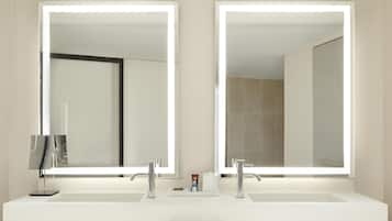Suite de lujo, 1 cama King size, en esquina | Baño | Amenidades de baño de diseñador, secadora de cabello, batas, pantuflas