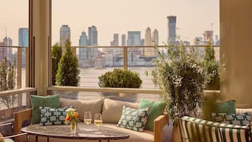 Phục vụ bữa sáng, bữa trưa và bữa tối