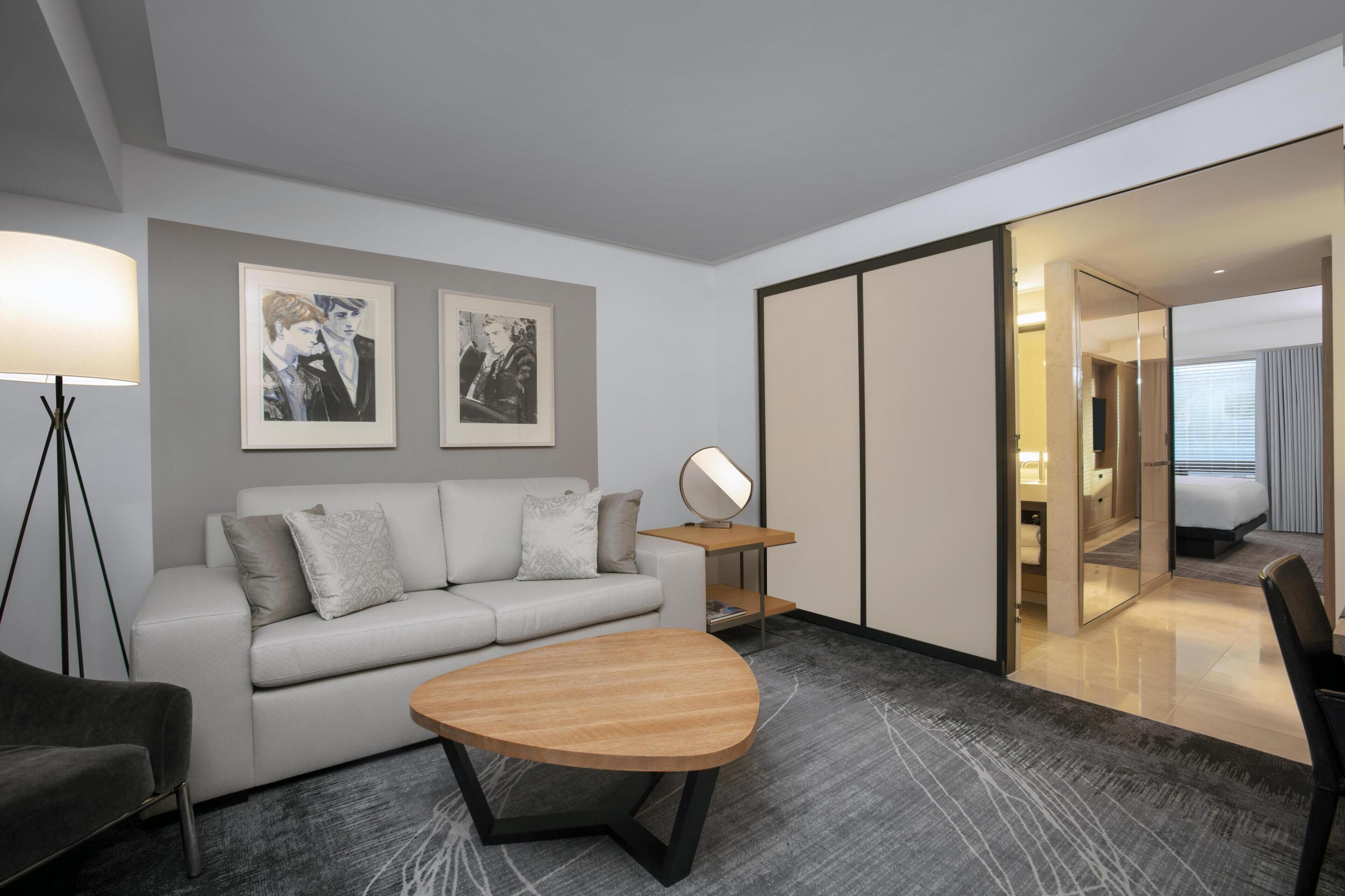 42-英寸液晶电视（配备有线频道）、智能电视、MP3 基座