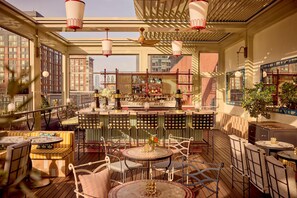 Breakfast, lunch and dinner served - Conrad New York Downtown (New York)