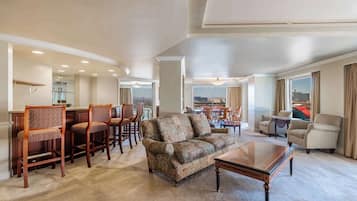 Suite, 1 King Bed, Non Smoking | Living area | 37-inch flat-screen TV with digital channels, TV