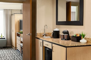 King Large Balcony Suite, Non Smoking | Minibar