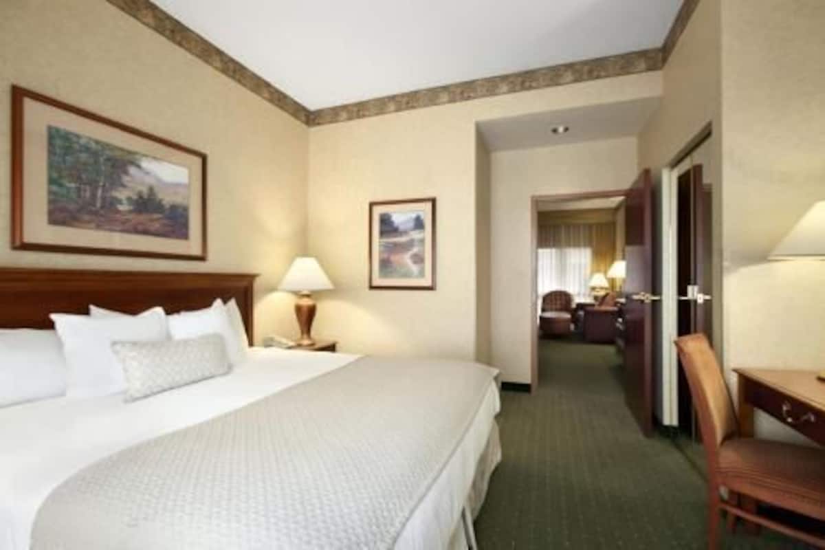 1 bedroom, premium bedding, in-room safe, desk