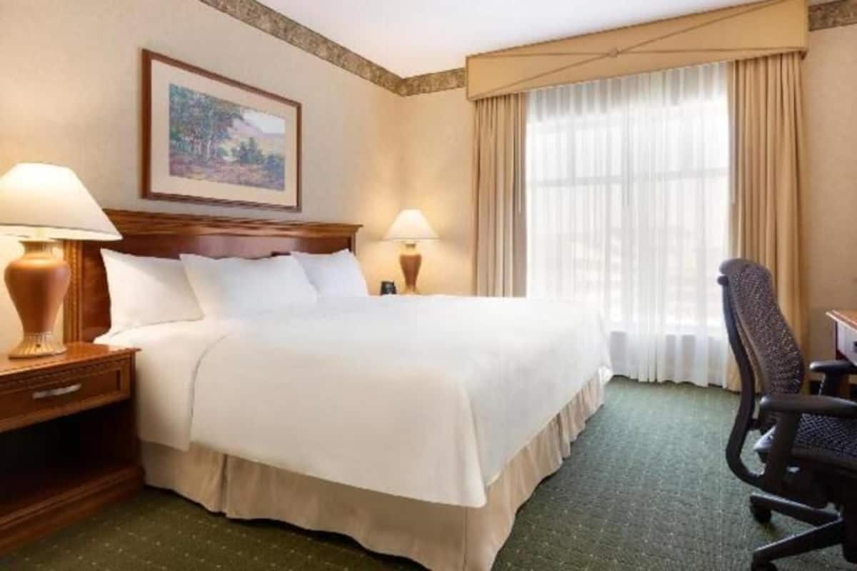 1 bedroom, premium bedding, in-room safe, desk
