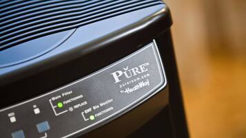 Un appareil électronique noir portant une étiquette indiquant les mots « PURE » et « HealthWay ».