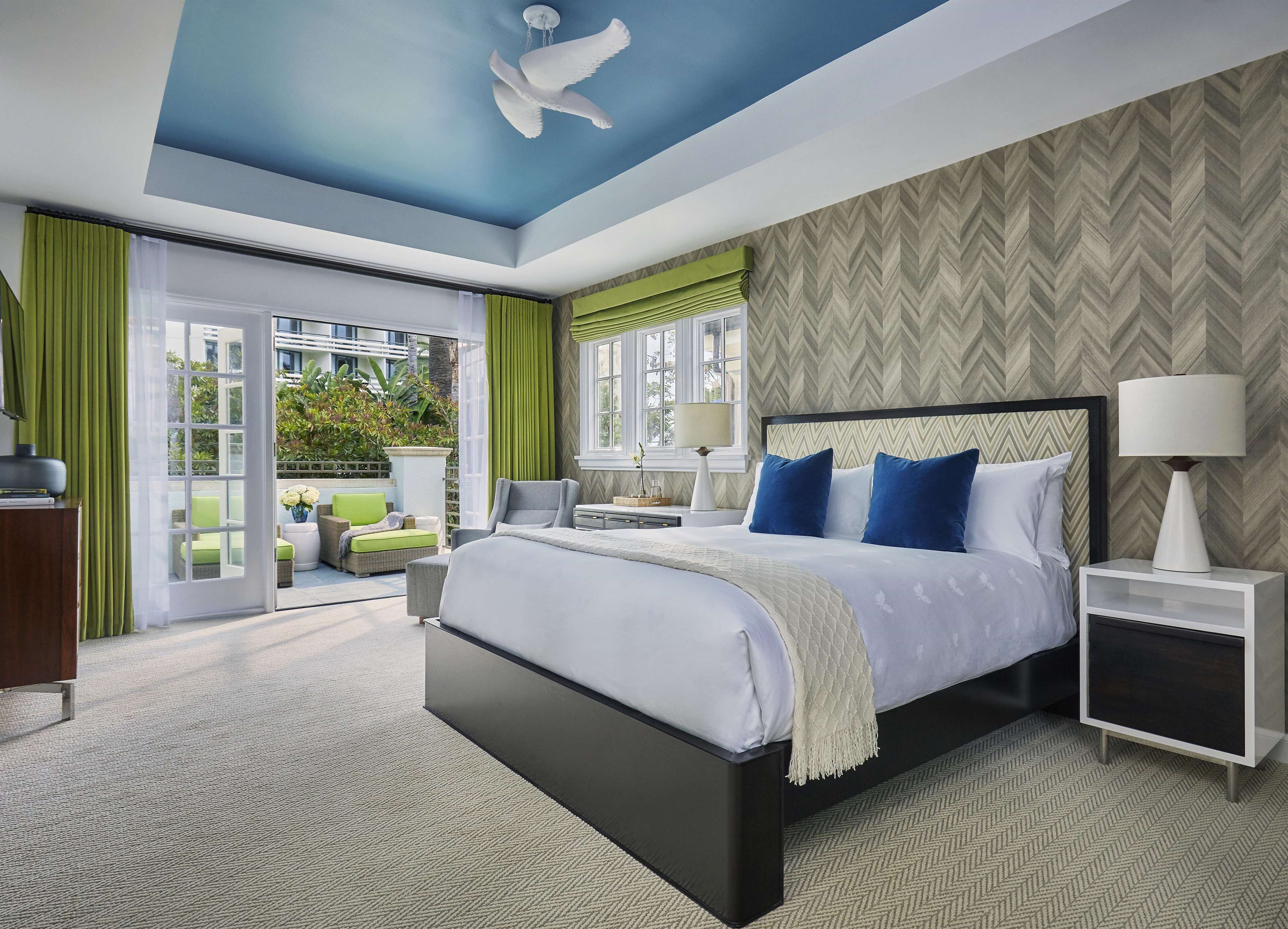 低刺激性寝具、セーフティボックス (室内)、デスク、ノートパソコン用作業スペース