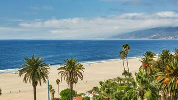 Hypo-allergenic bedding, in-room safe, desk, laptop workspace