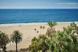 Una playa cerca, arena blanca