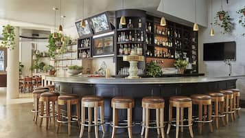 3 restaurants; breakfast, lunch, dinner, and brunch served